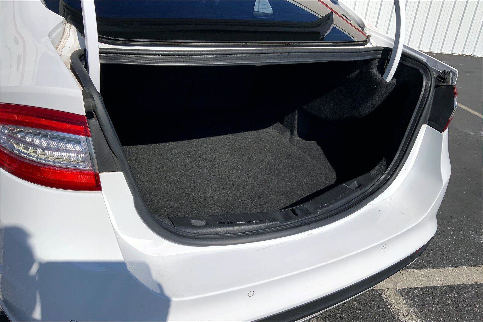 Used 2015 Ford Fusion SE w/ Equipment Group 202A image 25