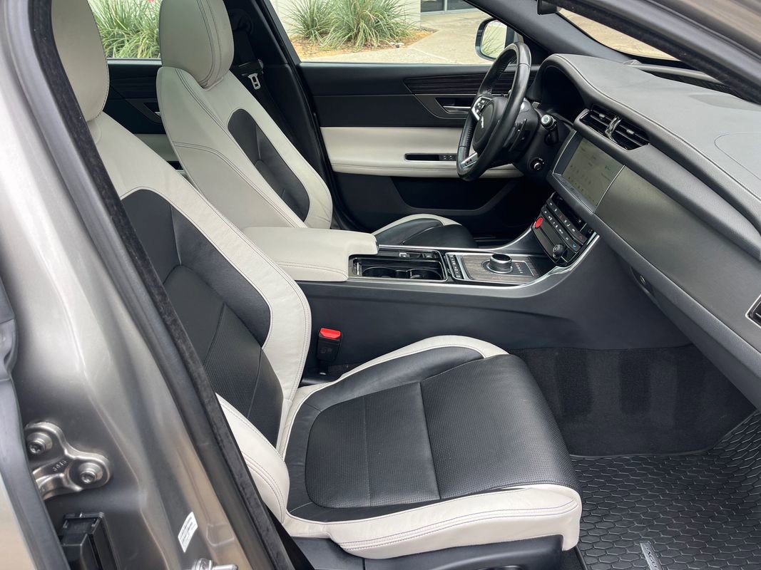 Used 2017 Jaguar XF S RWD image 21