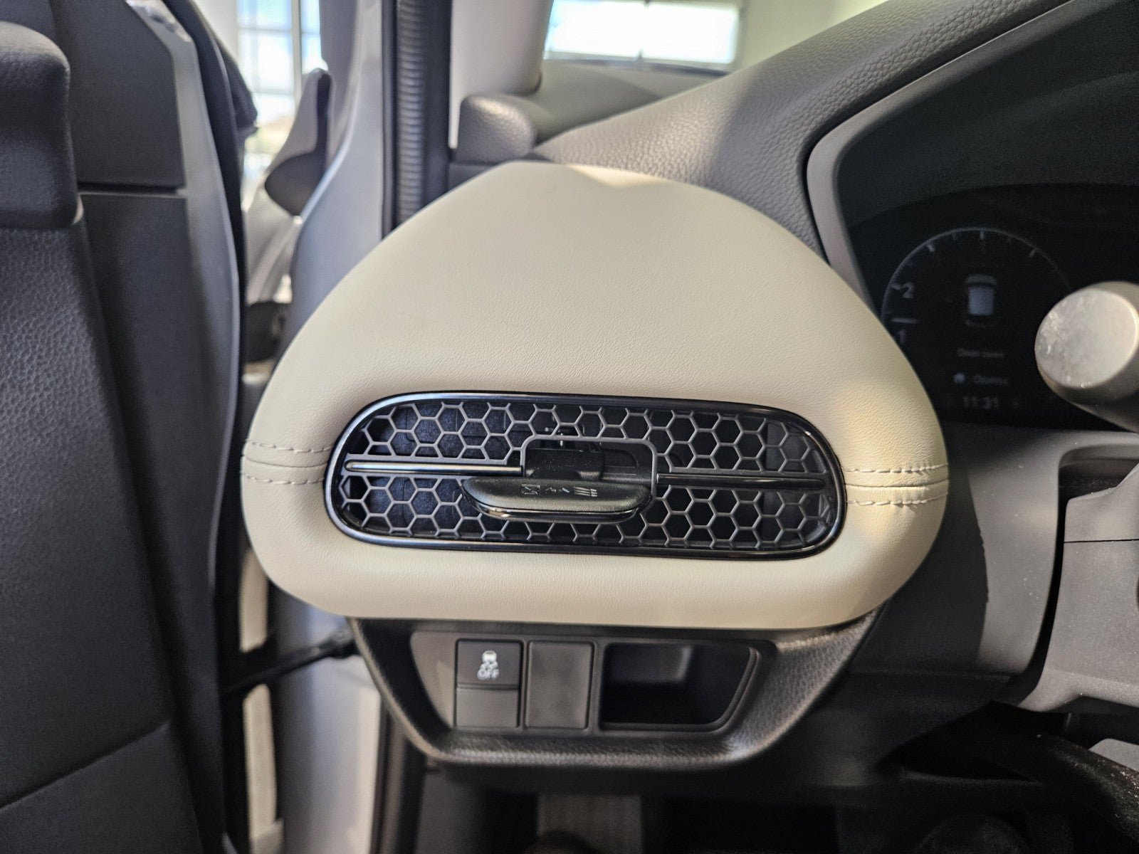 Used 2025 Honda HR-V LX image 28