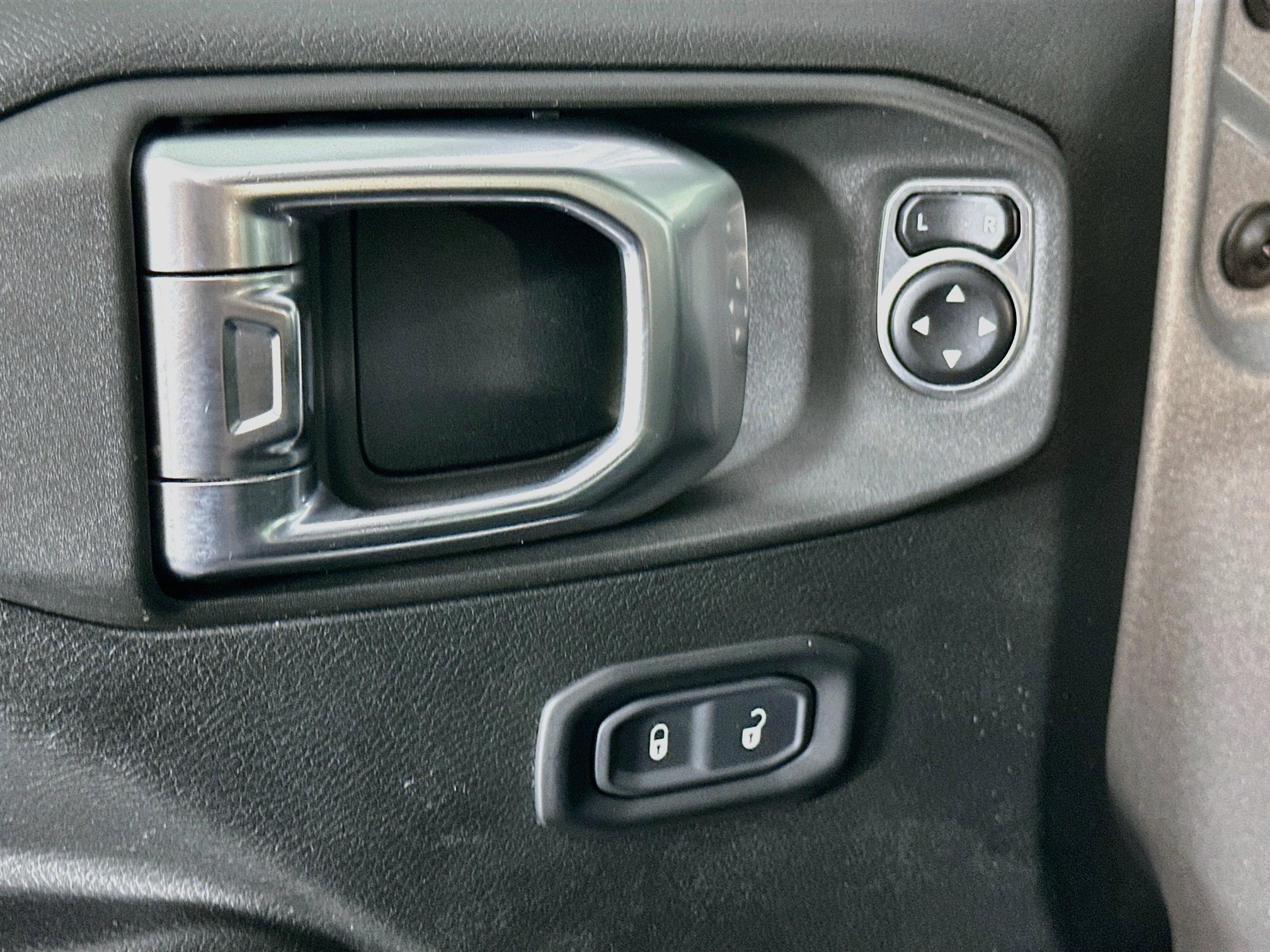 Used 2018 Jeep Wrangler Unlimited Sport S AWD/4WD image 15