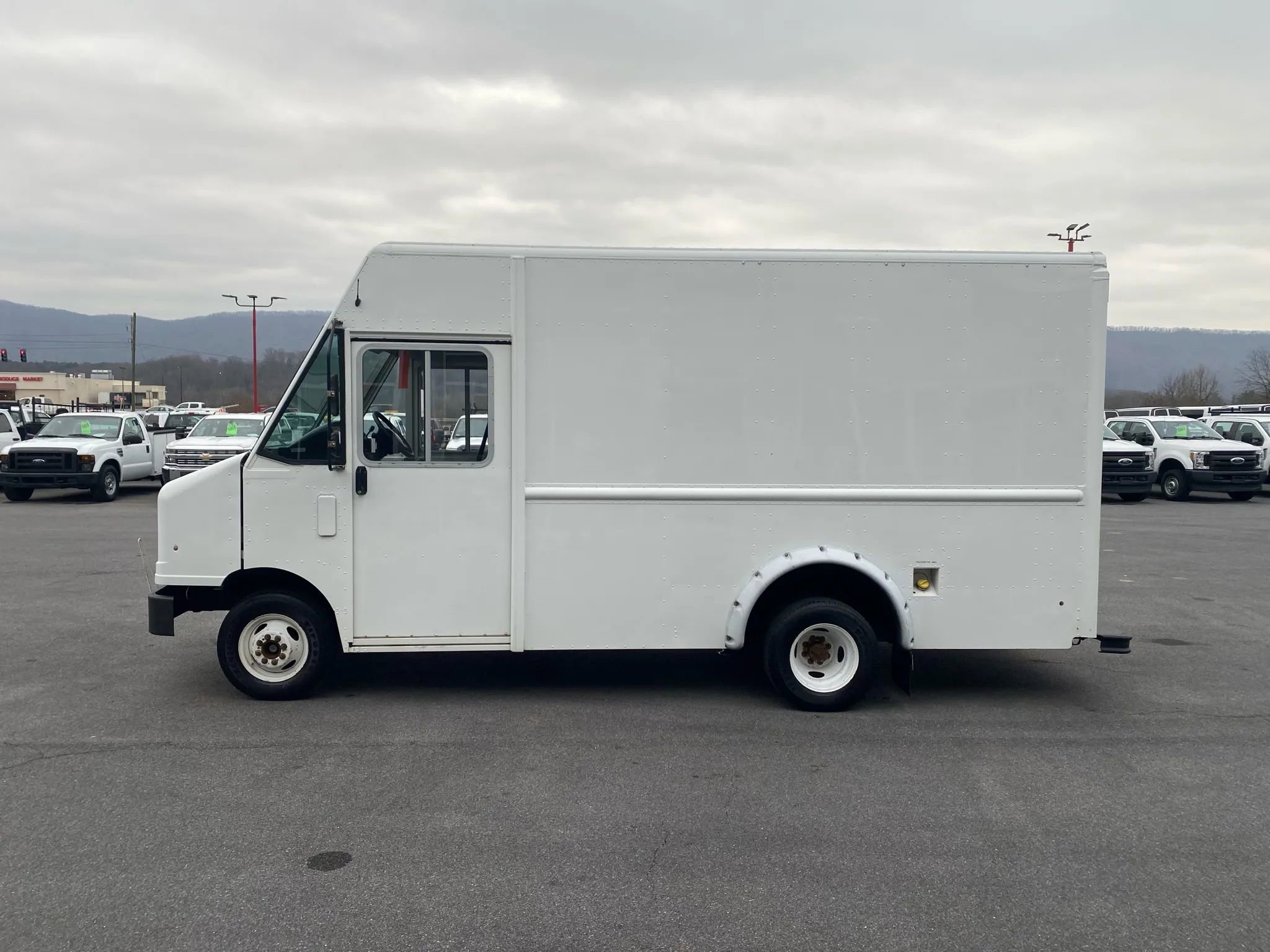 Used 2013 Ford E-350 and Econoline 350 Super Duty w/ Air Conditioning Prep Pkg image 5