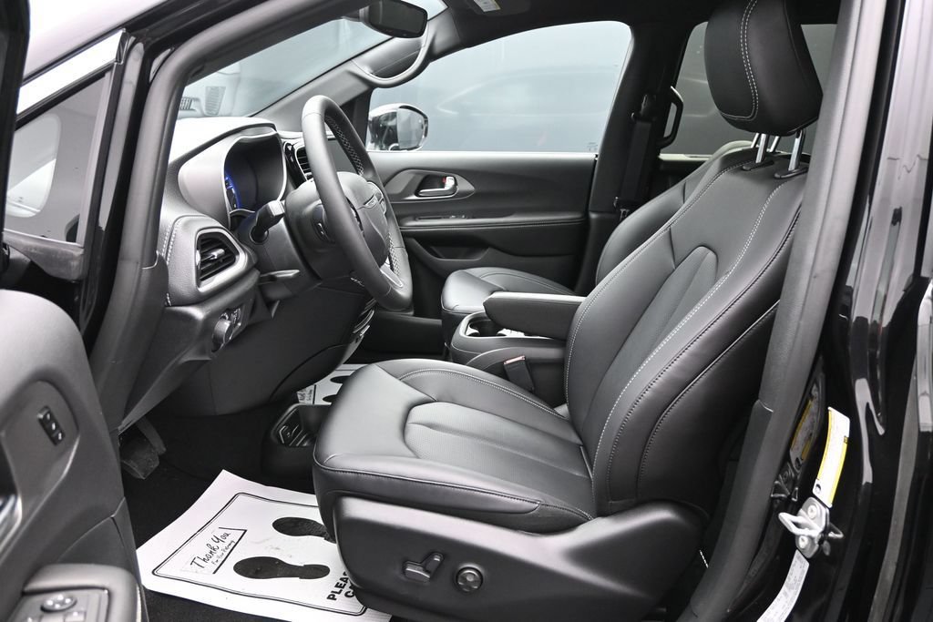 New 2027 Chrysler Pacifica Select FWD image 9