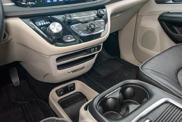 Used 2019 Chrysler Pacifica Limited FWD image 23
