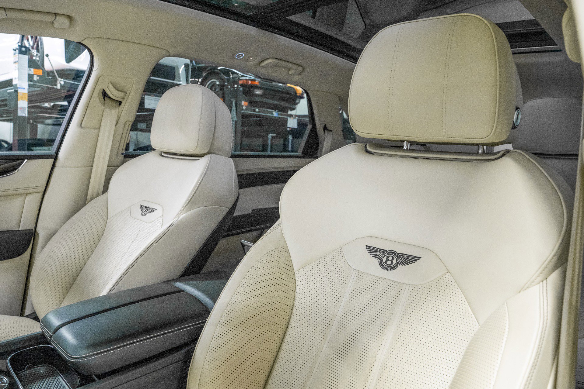 Used 2024 Bentley Bentayga Extended Wheelbase image 23