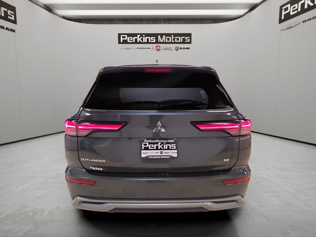 Used 2025 Mitsubishi Outlander SE image 4