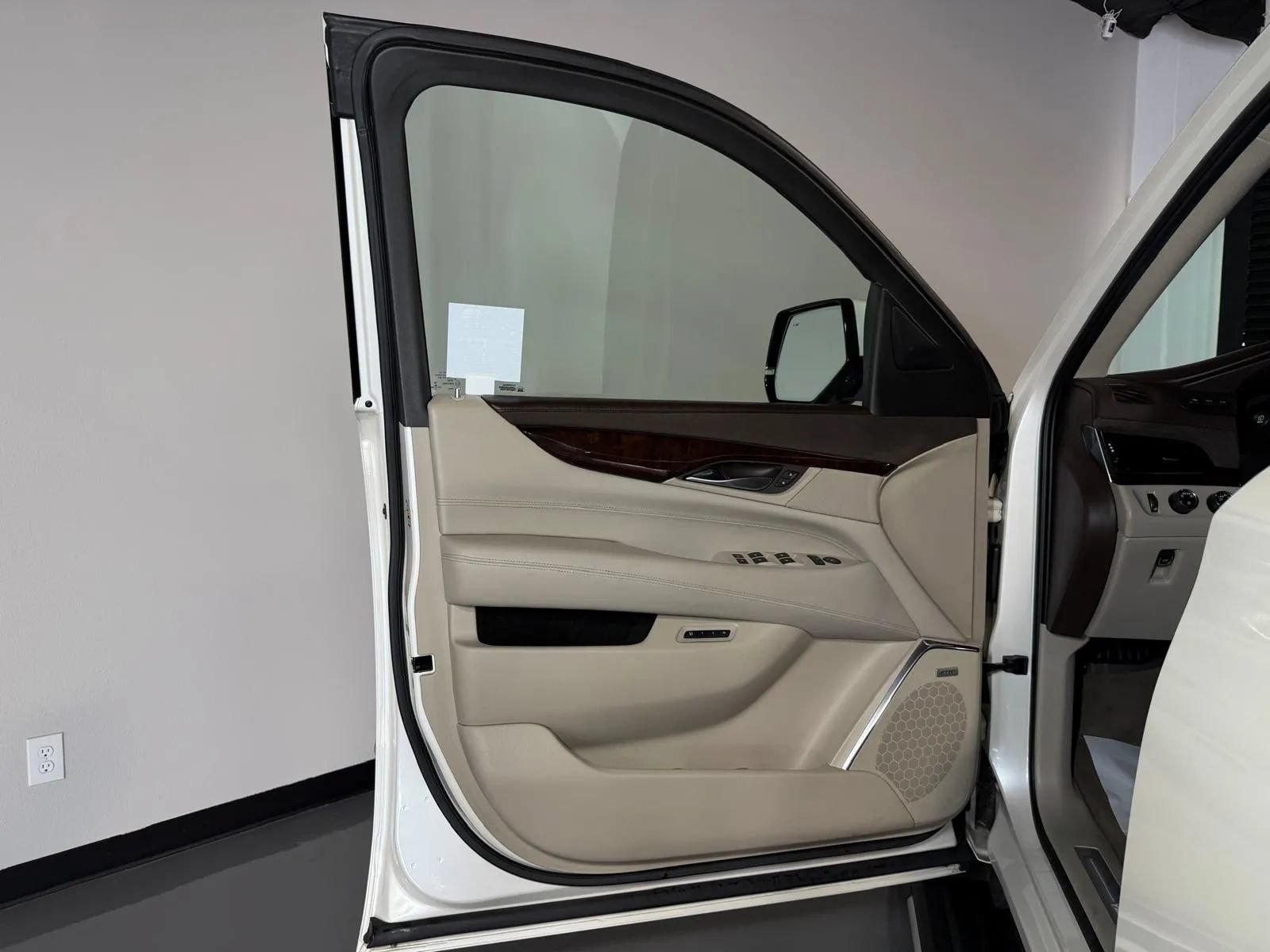 Used 2015 Cadillac Escalade Premium AWD/4WD image 27