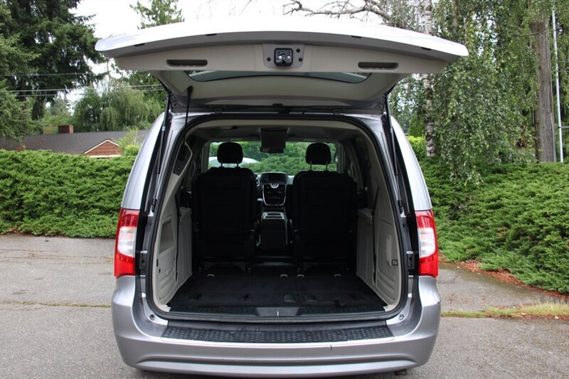 Used 2014 Chrysler Town & Country Touring FWD image 21