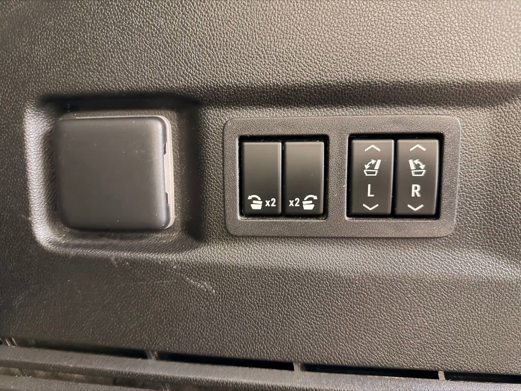 Used 2023 GMC Yukon SLT w/ SLT Luxury Package image 8