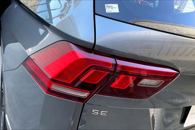 Used 2022 Volkswagen Tiguan SE w/ Panoramic Sunroof Package AWD/4WD image 28