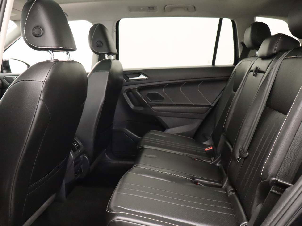 Used 2022 Volkswagen Tiguan SE w/ Panoramic Sunroof Package image 16