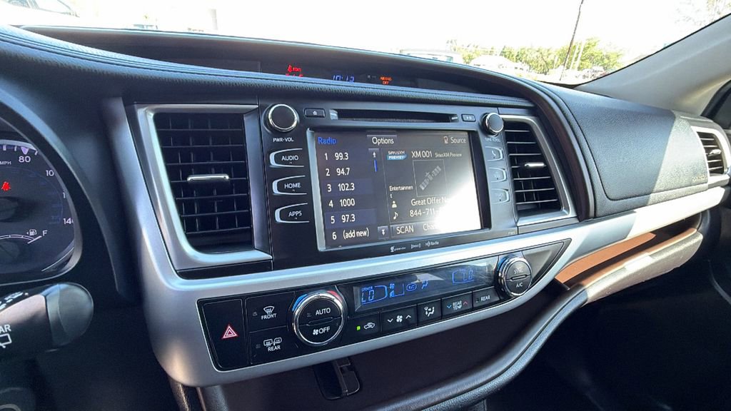 Used 2019 Toyota Highlander Plus AWD/4WD image 25