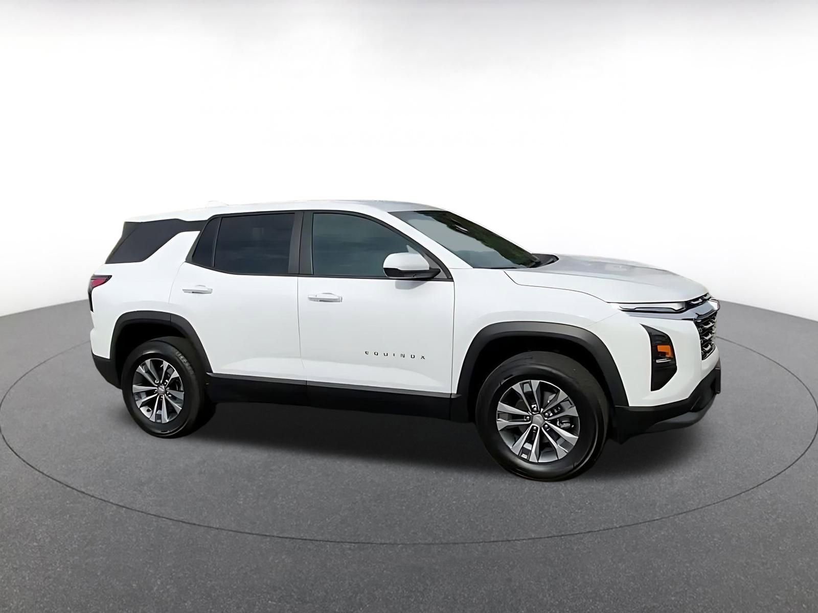 Used 2025 Chevrolet Equinox LT image 2