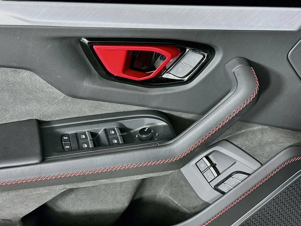 Used 2025 Lamborghini Urus SE AWD/4WD image 18