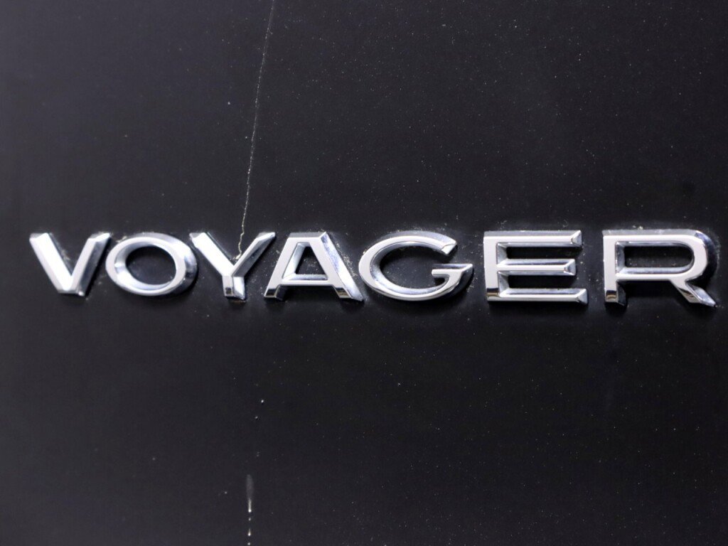 Used 2022 Chrysler Voyager LX image 37