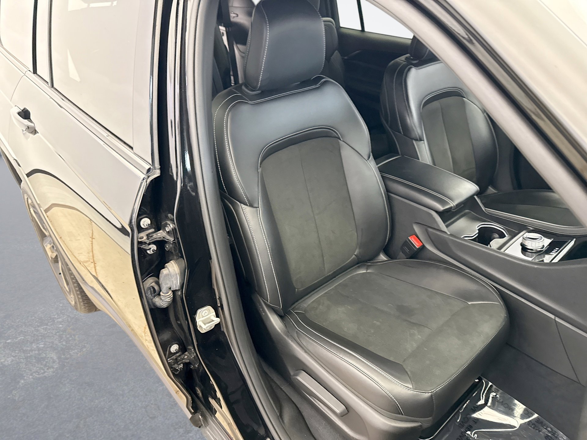 Used 2023 Jeep Grand Cherokee L Laredo image 16