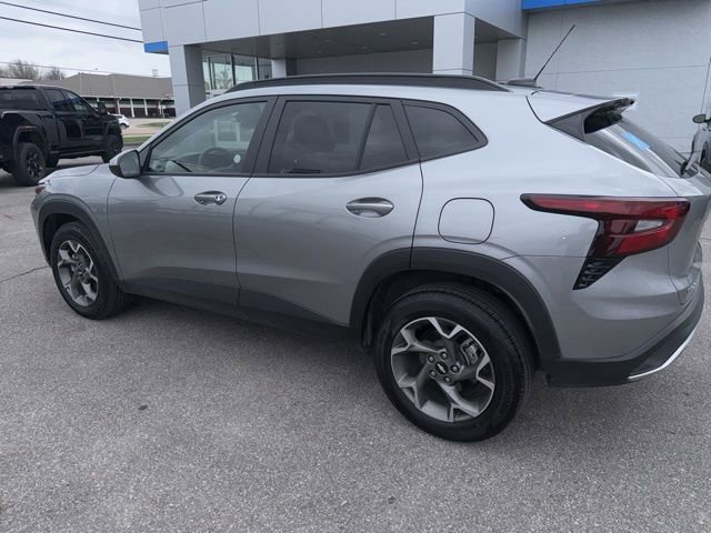 Used 2025 Chevrolet Trax LT w/ LT Convenience Package image 17