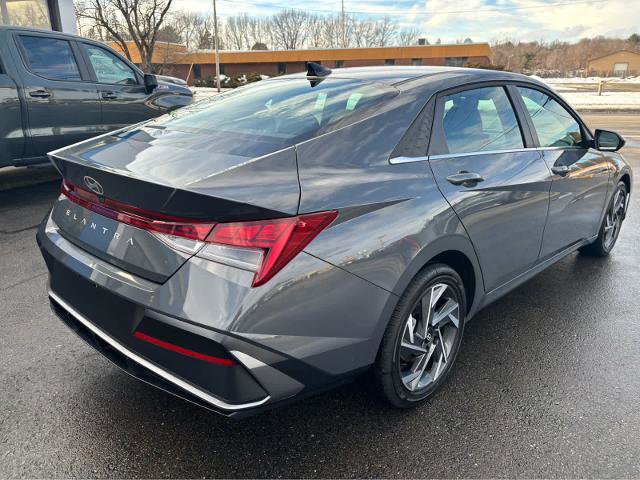 Used 2025 Hyundai Elantra SEL image 11