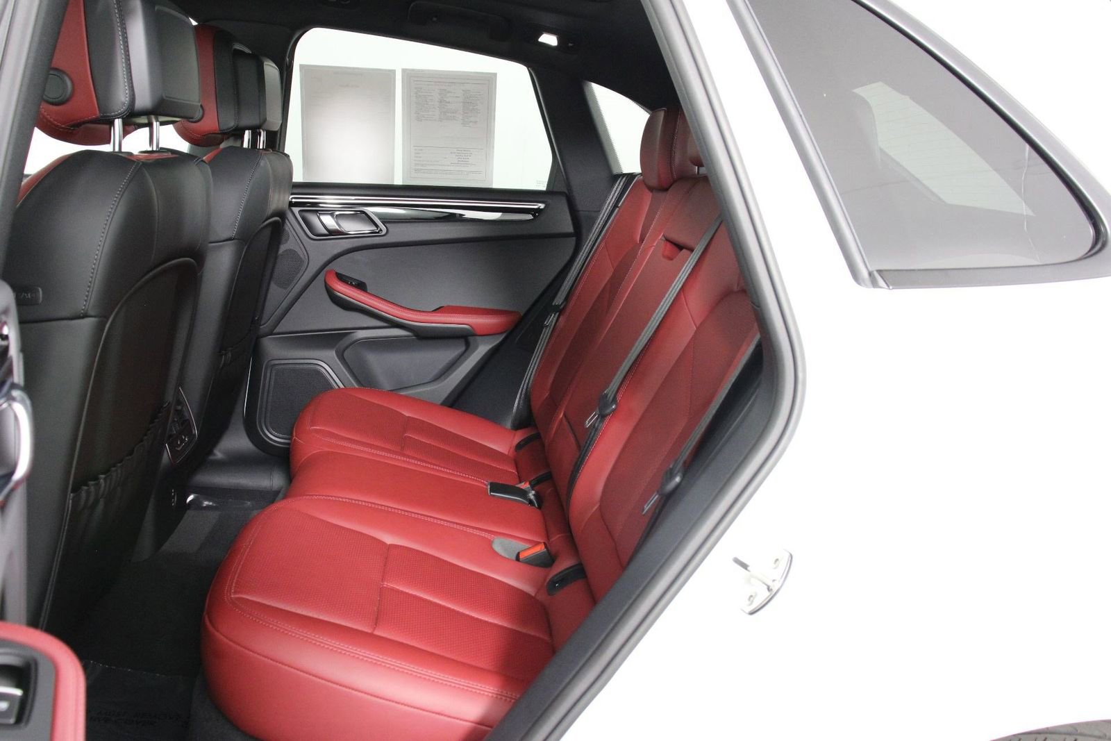 Certified 2025 Porsche Macan image 33