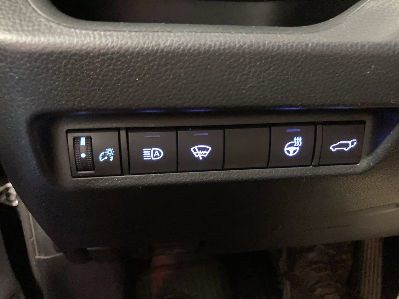 Used 2020 Toyota RAV4 XLE Premium AWD/4WD image 15