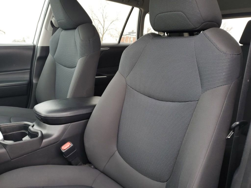 Used 2021 Toyota RAV4 LE image 28