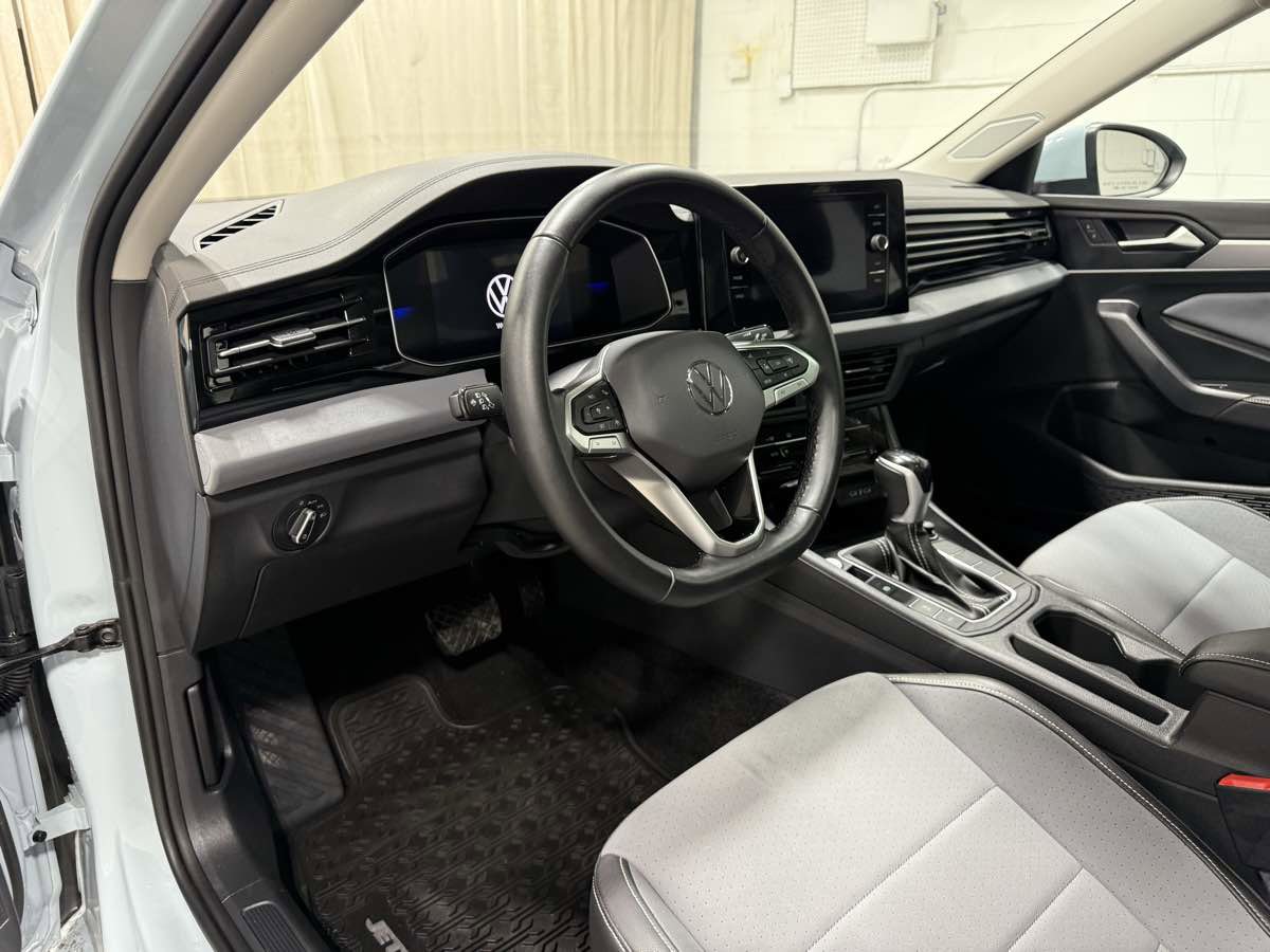 Used 2025 Volkswagen Jetta SE w/ Sunroof Package image 10