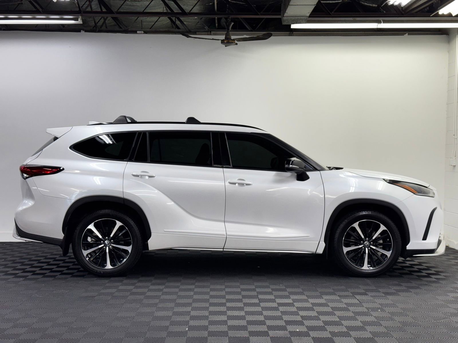 Used 2022 Toyota Highlander XSE FWD image 4