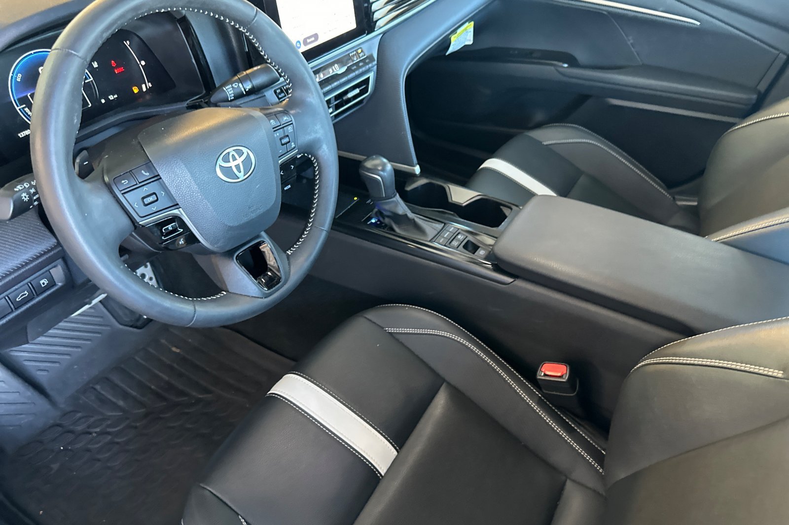 Used 2025 Toyota Camry SE w/ Convenience Package FWD image 10