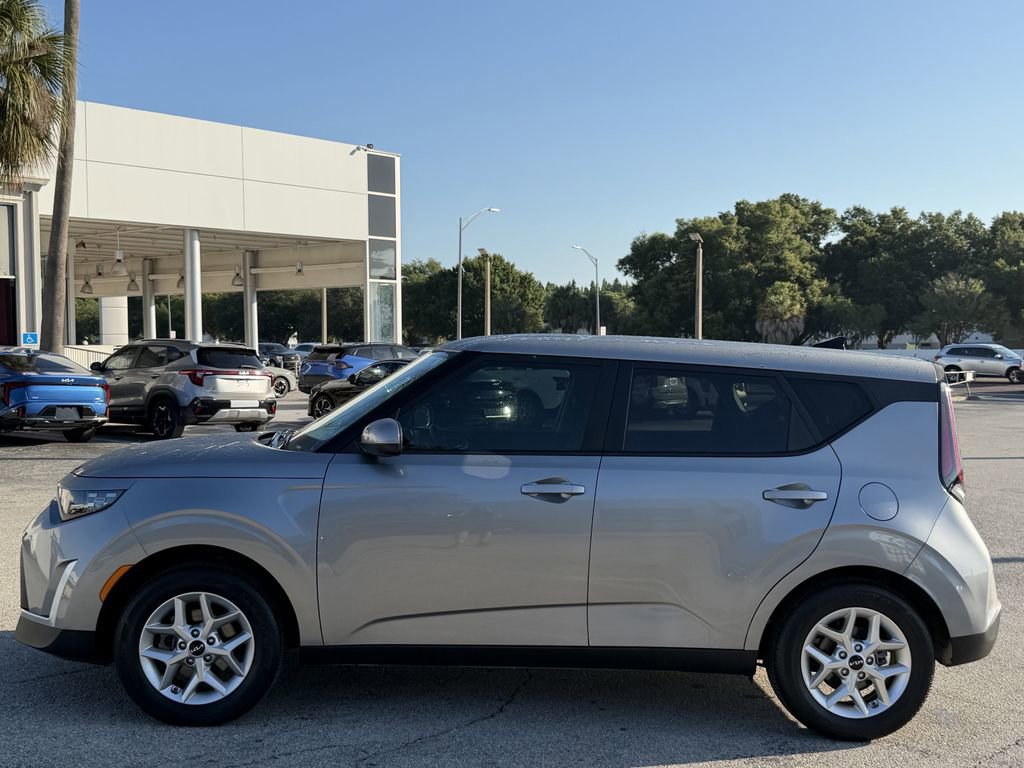 Used 2025 Kia Soul LX w/ LX Technology Package FWD image 8