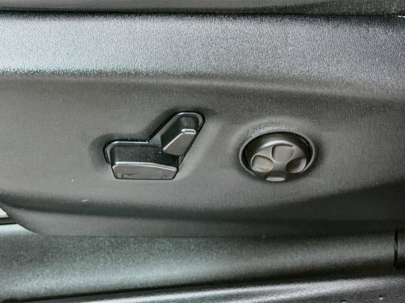 Used 2025 Chrysler Pacifica Select FWD image 20