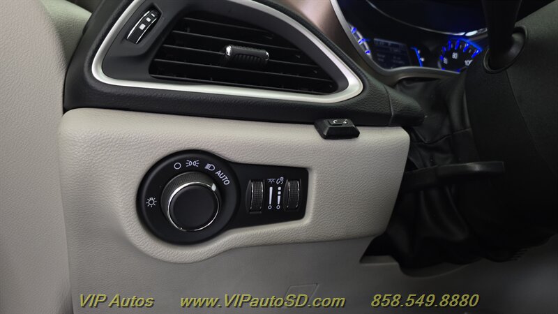 Used 2017 Chrysler Pacifica Touring FWD image 25