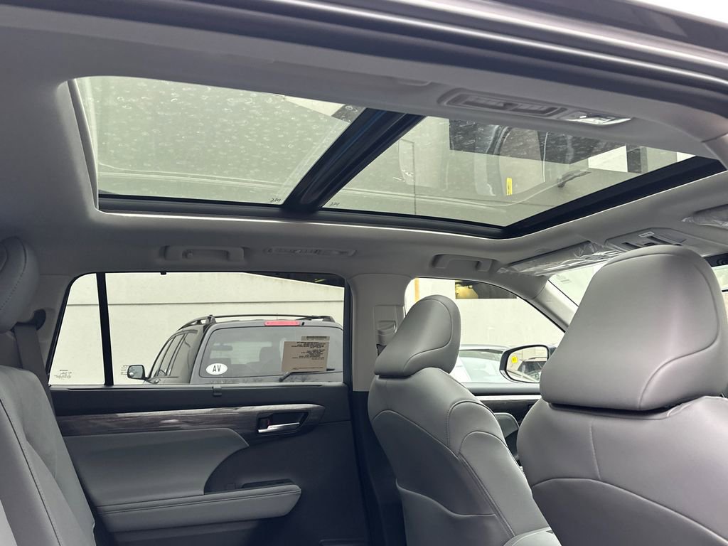 New 2026 Toyota Highlander Platinum image 18