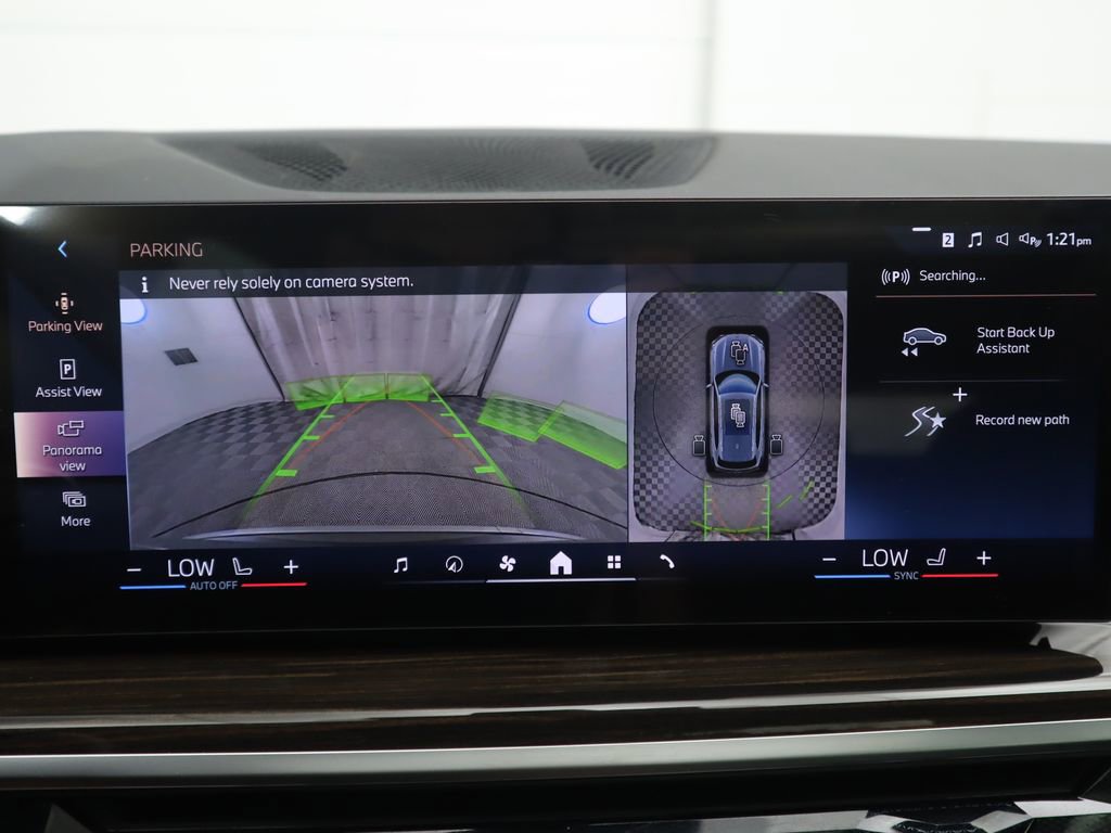 Used 2025 BMW X5 xDrive50e w/ Parking Assistance Package AWD/4WD image 16