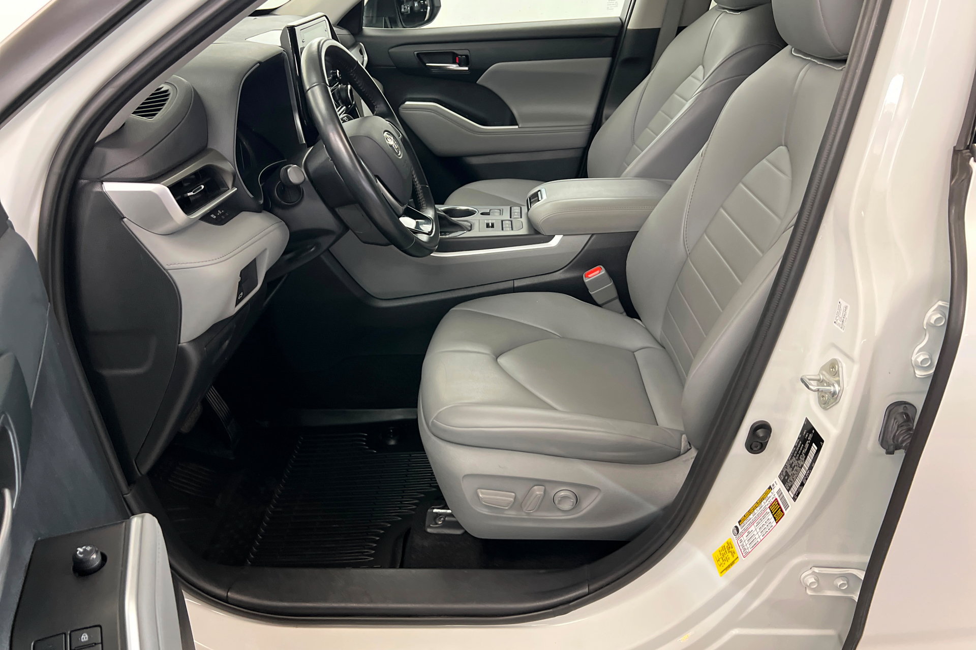 Used 2021 Toyota Highlander XLE AWD/4WD image 18