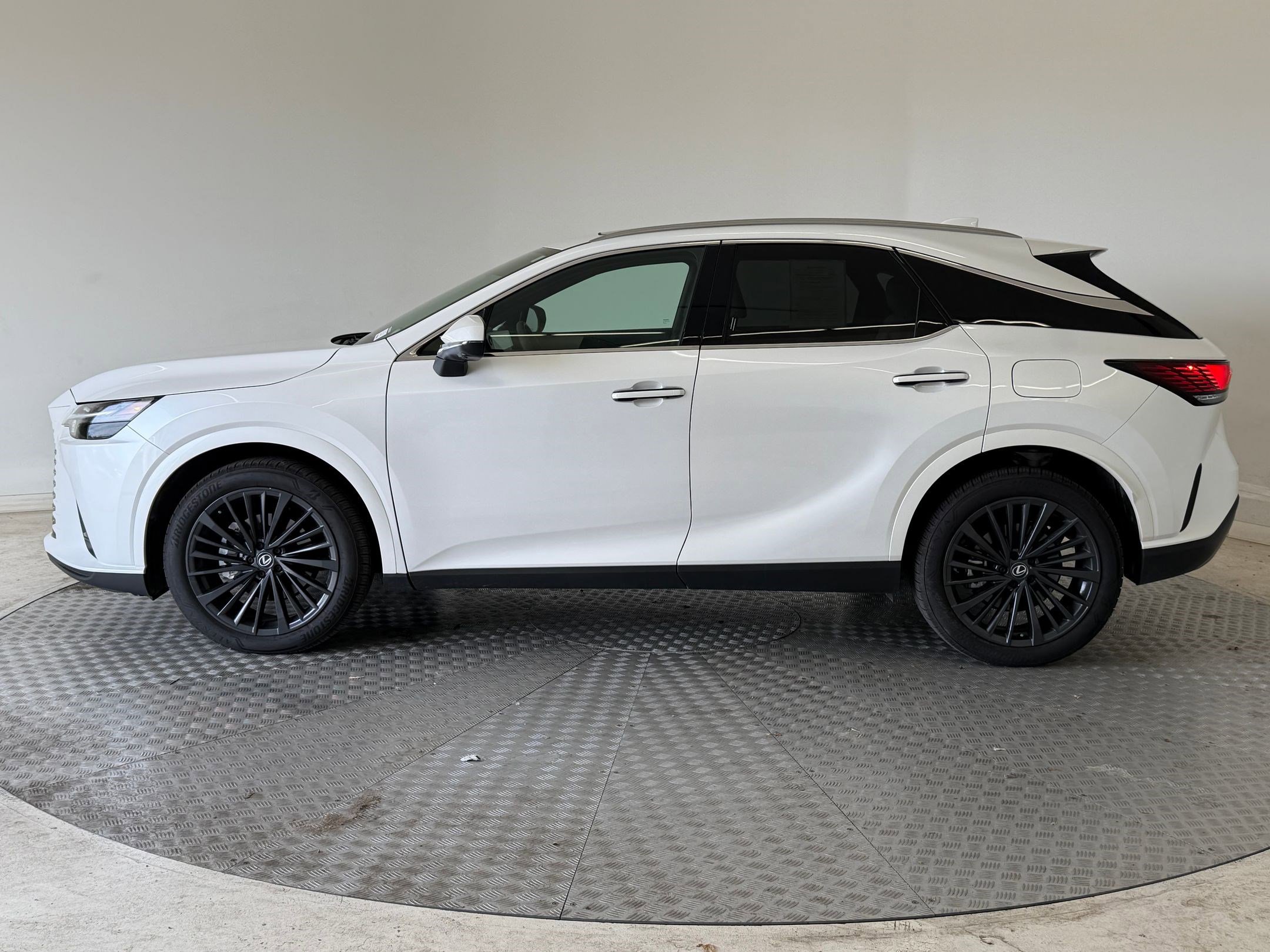 Used 2025 Lexus RX 350h w/ Convenience Package image 2