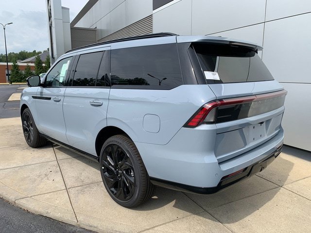 New 2027 Lincoln Navigator Reserve w/ Jet Appearance Package AWD/4WD image 3