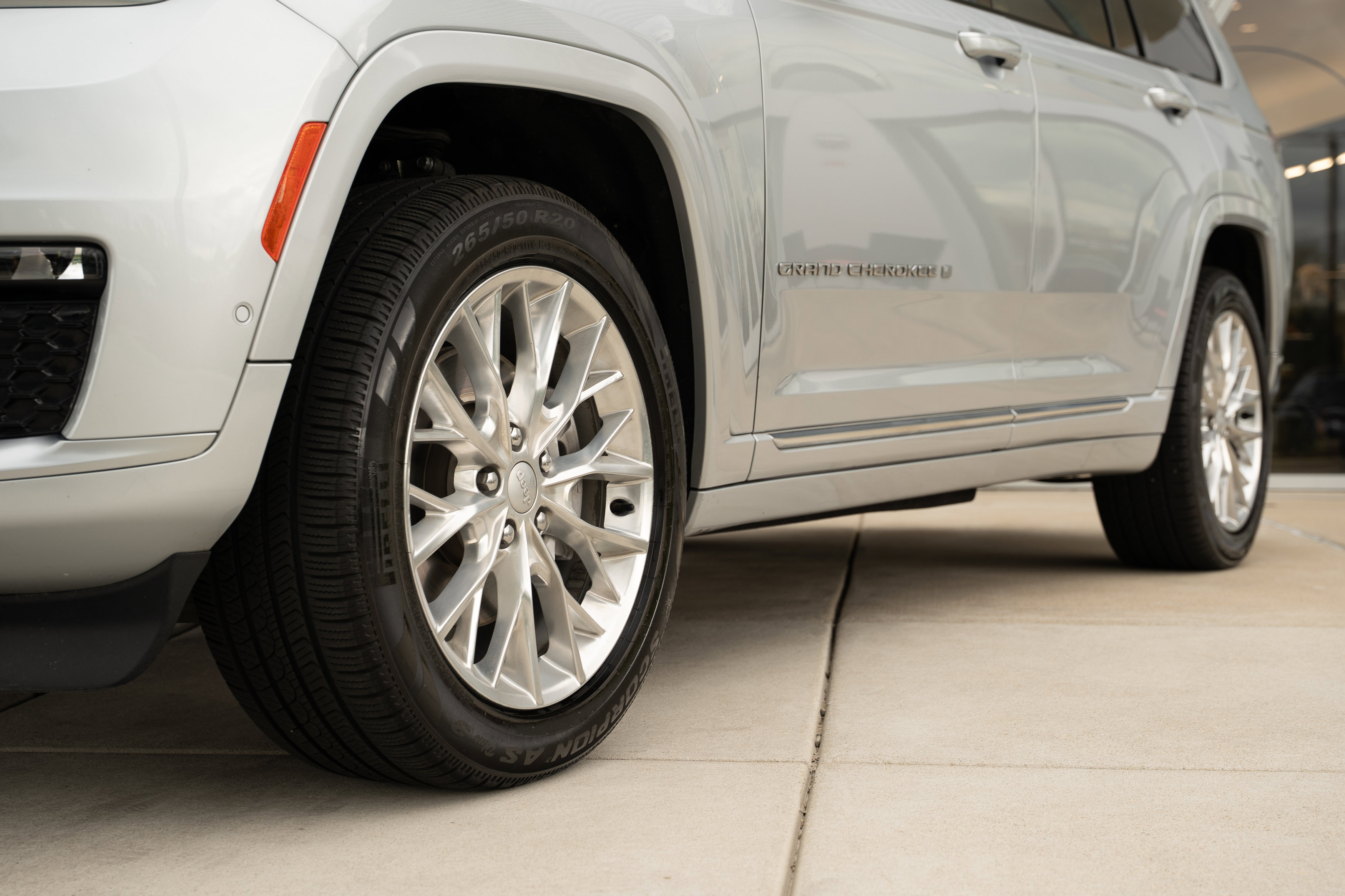 Used 2021 Jeep Grand Cherokee L Summit w/ Luxury Tech Group V AWD/4WD image 39