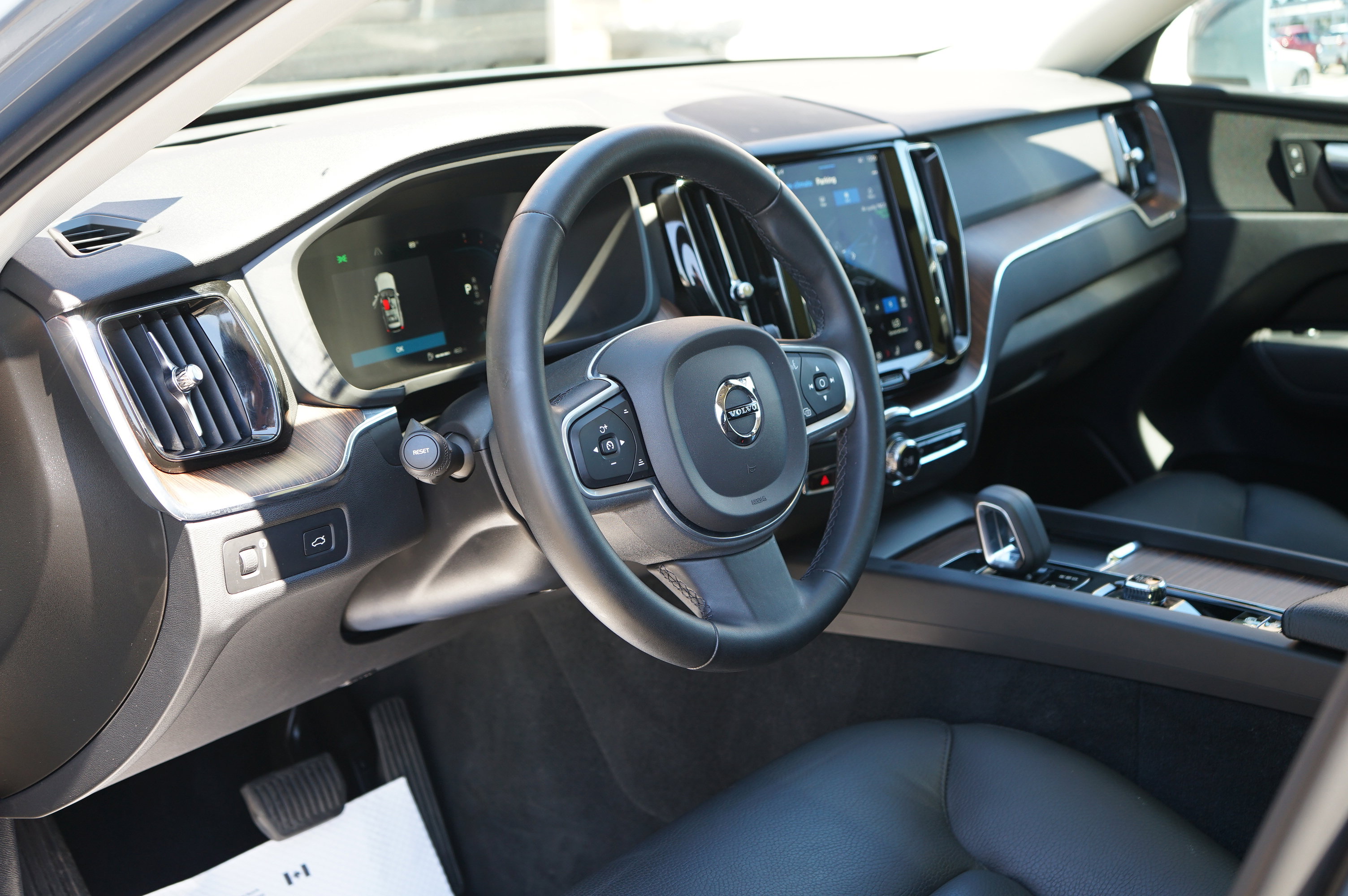 Used 2022 Volvo XC60 B5 Momentum image 16