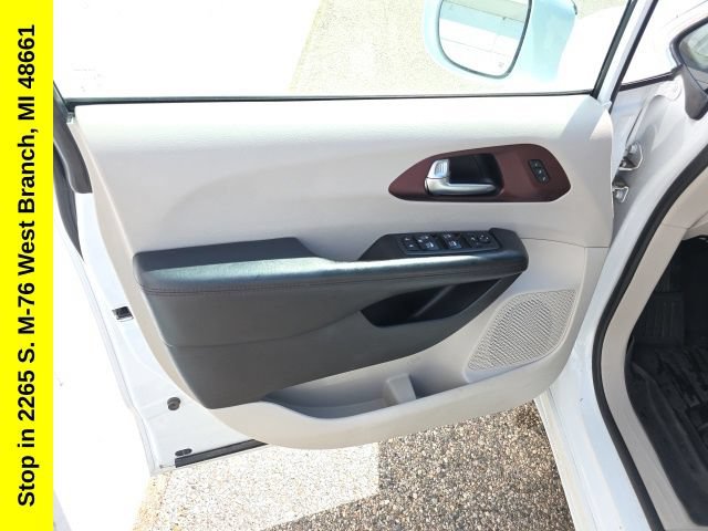 Used 2020 Chrysler Pacifica Limited FWD image 14