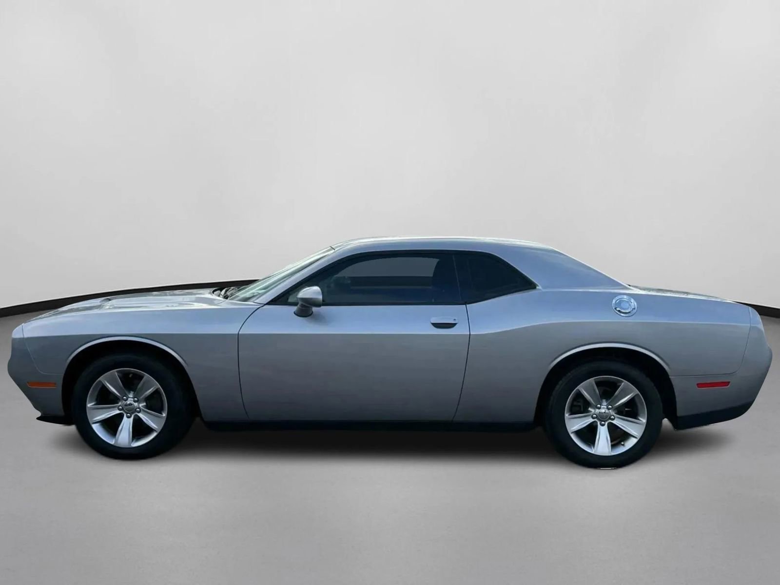 Used 2016 Dodge Challenger SXT image 6