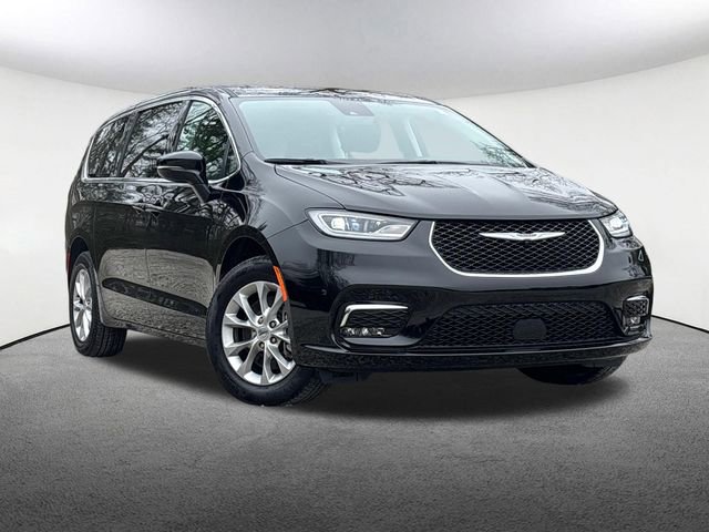Used 2024 Chrysler Pacifica Touring-L image 2