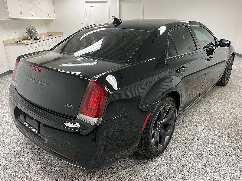 Used 2022 Chrysler 300 Touring w/ Sport Appearance Package image 5