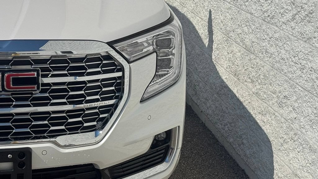Used 2024 GMC Terrain Denali w/ Denali Premium Package AWD/4WD image 9