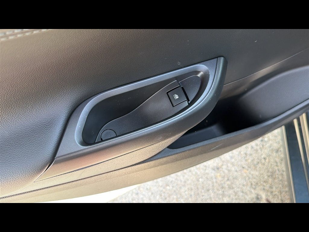Used 2018 Chevrolet Cruze Premier FWD image 23