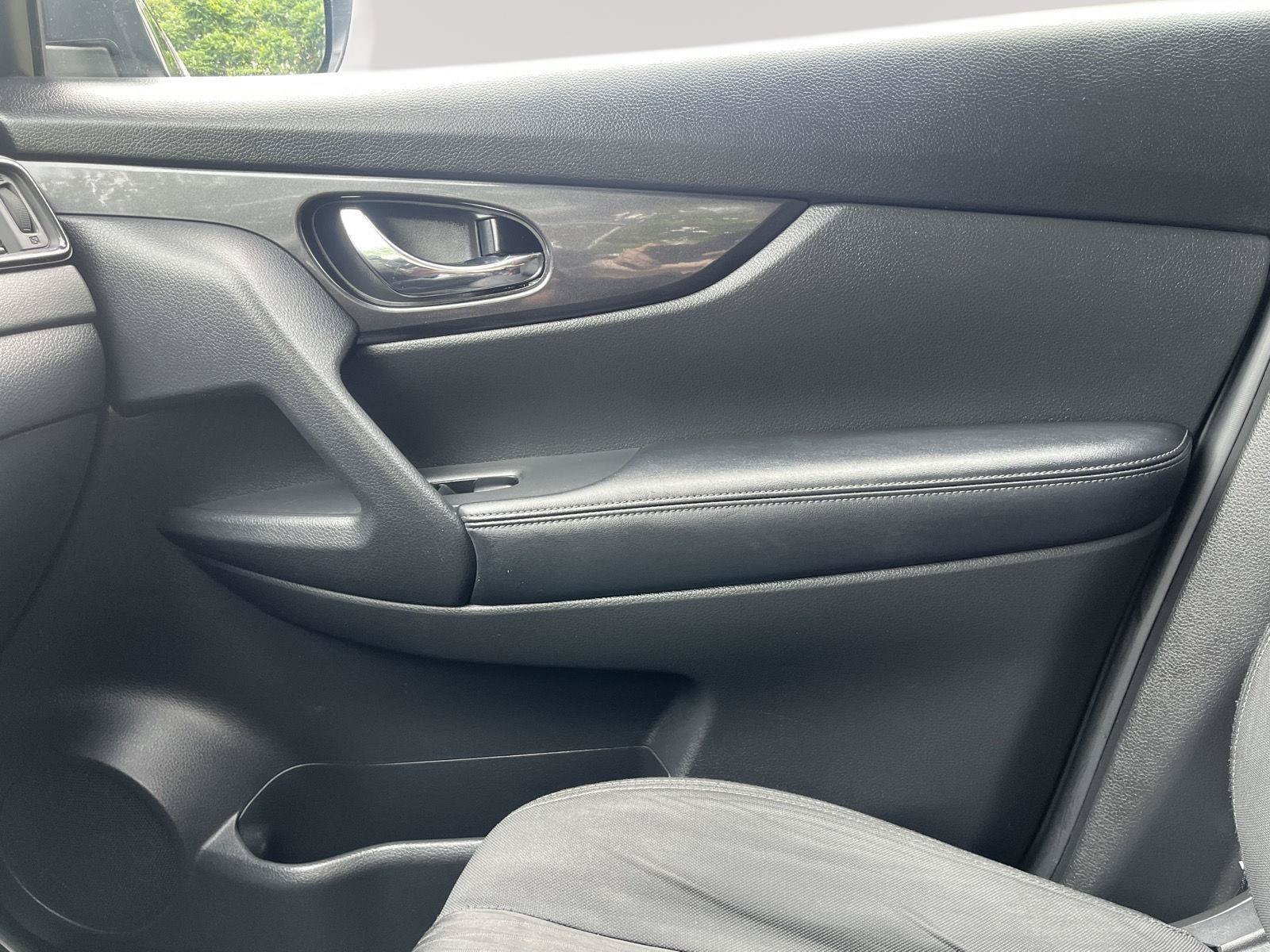 Used 2018 Nissan Rogue SV AWD/4WD image 23