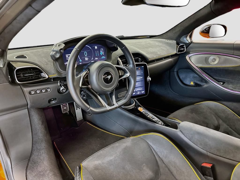 Used 2025 McLaren Artura RWD image 9