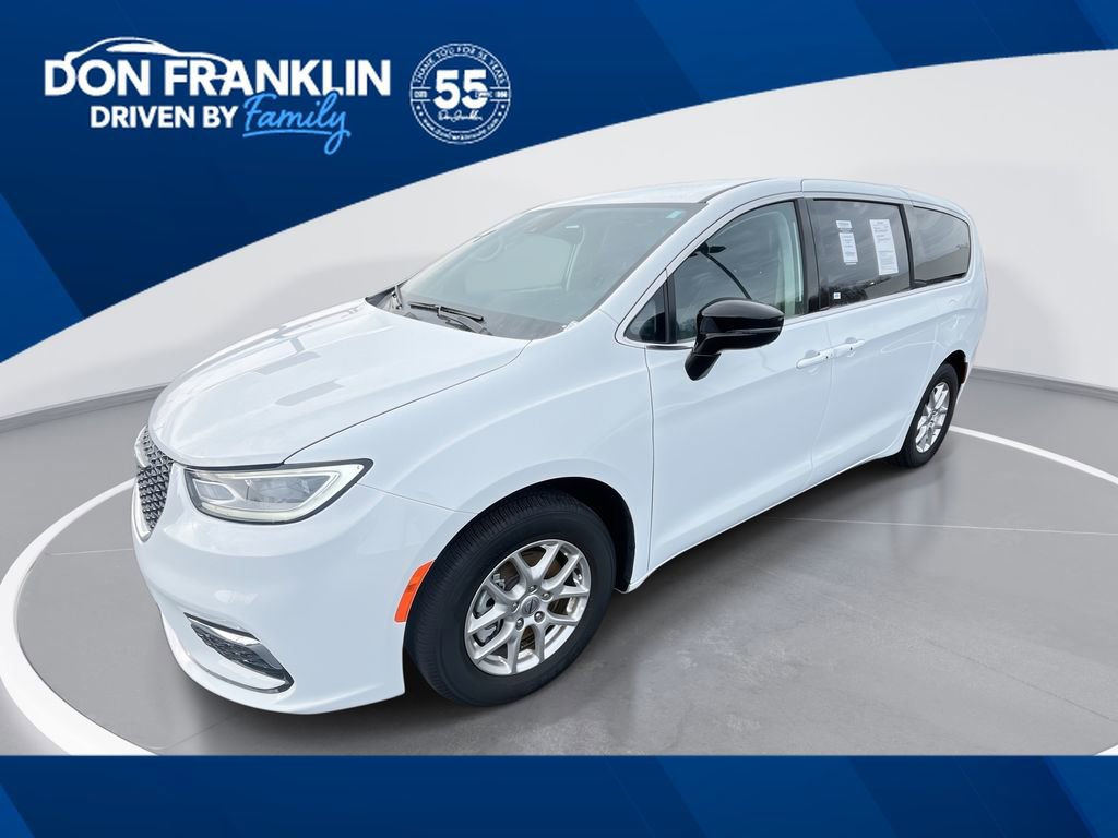 Used 2024 Chrysler Pacifica Touring-L image 1