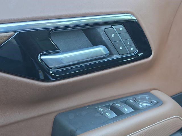 Certified 2025 Chevrolet Suburban High Country image 9