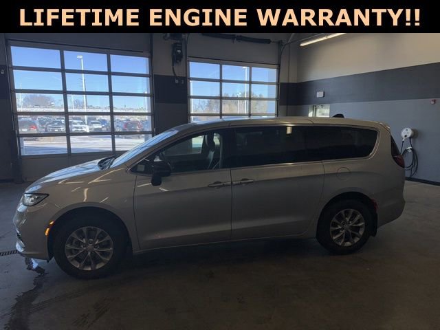 New 2026 Chrysler Pacifica Limited w/ Trailer Tow Group AWD/4WD image 6