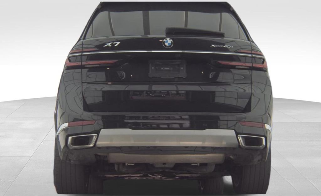 Used 2025 BMW X7 xDrive40i w/ Premium Package image 3