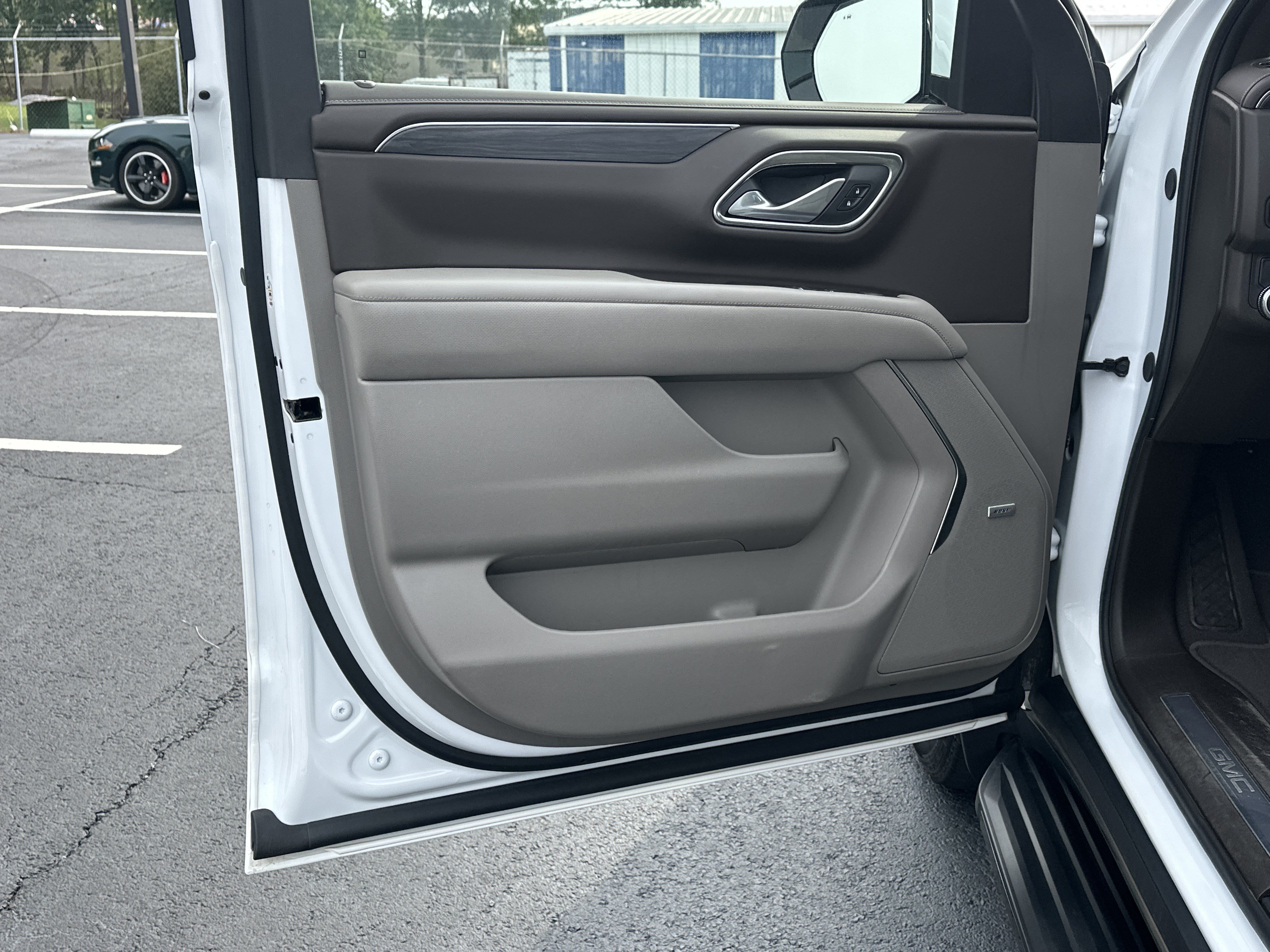Used 2024 GMC Yukon SLT w/ SLT Luxury Package RWD image 10